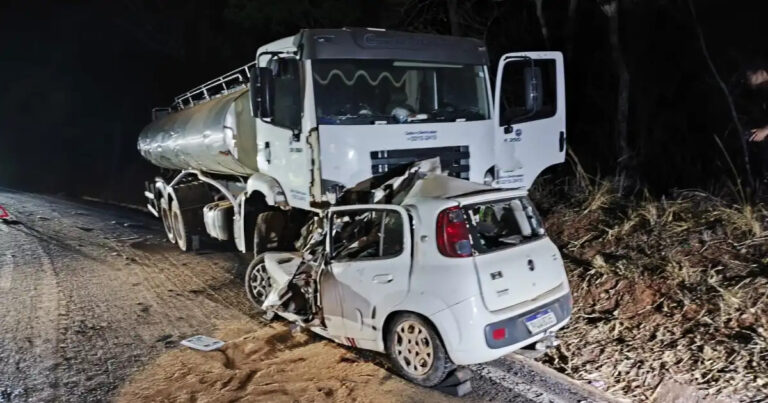 Cinco morrem em acidente entre carro e caminhão-tanque na MGC-135, em Mirabela Cinco morrem em acidente entre carro e caminhão-tanque na MGC-135, em Mirabela - Foto: Divulgação/CBMMG