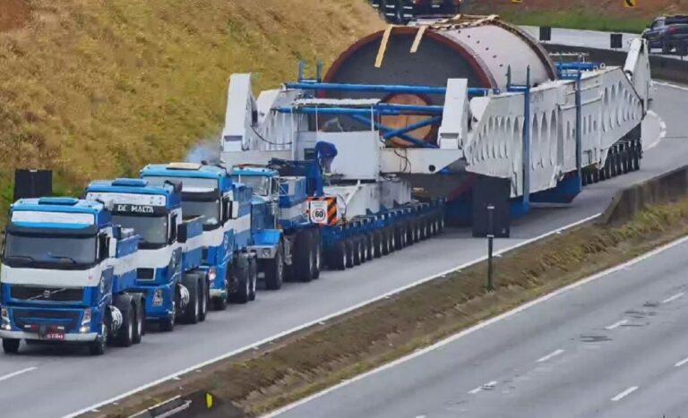 Megacarreta de 850 toneladas volta a trafegar pela BR-381 após duas semanas parada Megacarreta de 850 toneladas volta a trafegar pela BR-381 após duas semanas parada - Foto: Divulgação/Arteris Fernão Dias