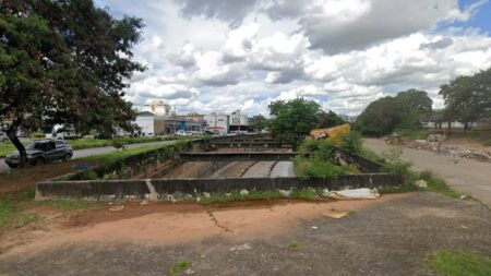 Morador de rua morre ao cair de marquise no Ribeirão Arrudas, em BH, enquanto dormia - Foto: Reprodução/Google Street View