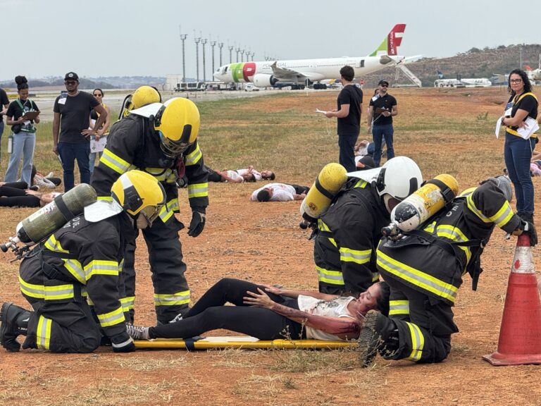 Aeroporto Internacional de BH recebe simulação de pouso de emergência com cerca de 140 passageiros Aeroporto Internacional de BH recebe simulação de pouso de emergência com cerca de 140 passageiros - Foto: BH Airport/Divulgação