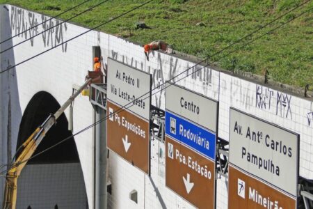 Mulher é ferida por bloco de concreto dentro de carro no Túnel da Lagoinha, em BH - Foto: Divulgação/PBH