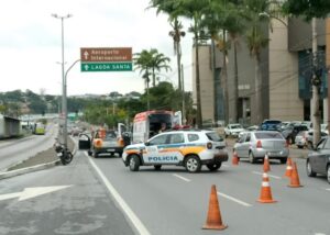 Acidente entre moto e carro deixa ferido na Avenida Antônio Carlos, em BH Acidente entre moto e carro deixa ferido na Avenida Antônio Carlos, em BH - Foto: Divulgação/BHTrans