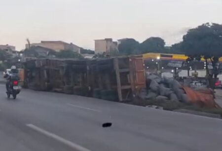 Carreta carregada com carvão vegetal tomba e causa lentidão no Anel Rodoviário, em BH Carreta carregada com carvão vegetal tomba e e causa lentidão no Anel Rodoviário, em BH - Foto: Reprodução/Redes Sociais
