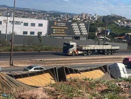 Carreta tomba no Anel Rodoviário e causa lentidão em BH Carreta tomba no Anel Rodoviário e causa lentidão em BH - Foto: Reprodução/Redes Sociais
