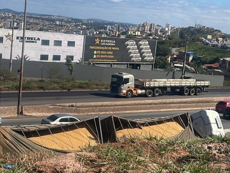 Carreta tomba no Anel Rodoviário e causa lentidão em BH - Foto: Reprodução/Redes Sociais