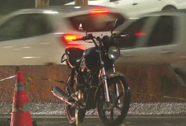 Motociclista morre após ser arrastado por caminhão no Anel Rodoviário, em BH Motociclista morre após ser arrastado por caminhão no Anel Rodoviário, em BH - Foto: Reprodução/TV Globo