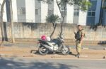 Motociclista fica ferida após acidente com carro na Avenida Tereza Cristina, em BH - Foto: Divulgação/CBMMG