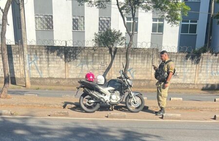 Motociclista fica ferida após acidente com carro na Avenida Tereza Cristina, em BH - Foto: Divulgação/CBMMG
