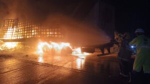 Motociclista morre e carreta pega fogo após acidente na BR-040, em Carandaí - Foto: Divulgação/CBMMG