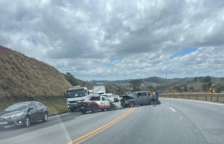 Três pessoas ficam feridas após acidente na BR-040, em Conselheiro Lafaiete Acidente em Alfredo Vasconcelos - Foto: Reprodução/Redes Sociais