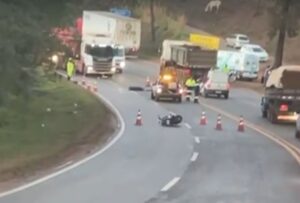 Acidente com moto deixa um morto e fecha BR-040, em Congonhas - Foto: Reprodução/Redes Sociais