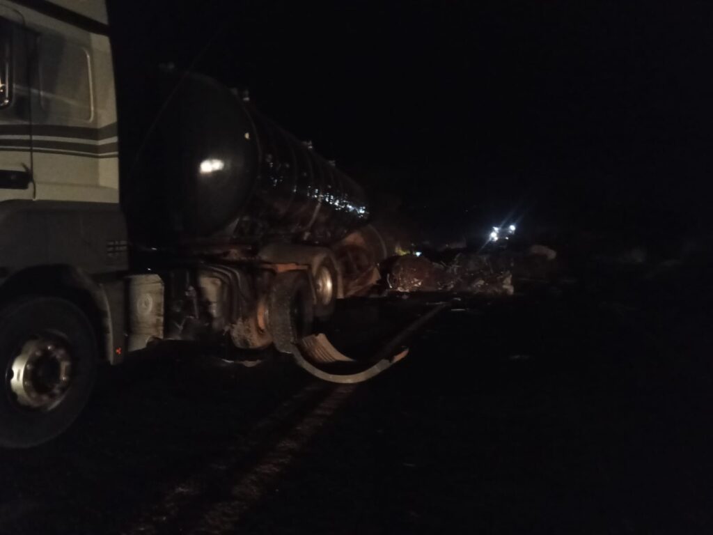 Acidente entre carretas interdita BR-262, em Córrego Danta - Foto: Reprodução/Redes Sociais