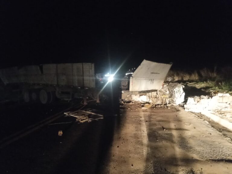 Acidente entre carretas interdita BR-262, em Córrego Danta - Foto: Reprodução/Redes Sociais