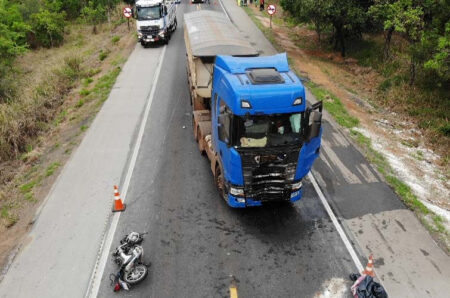 Motociclista morre após acidente frontal com caminhão na BR-262, em Bom Despacho - Foto: Divulgação/PRF