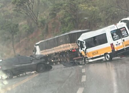 Acidente entre van e carro deixa quatro vítimas na BR-381, em Caeté Acidente entre van e carro deixa quatro vítimas na BR-381, em Caeté - Foto: Reprodução/Redes Sociais