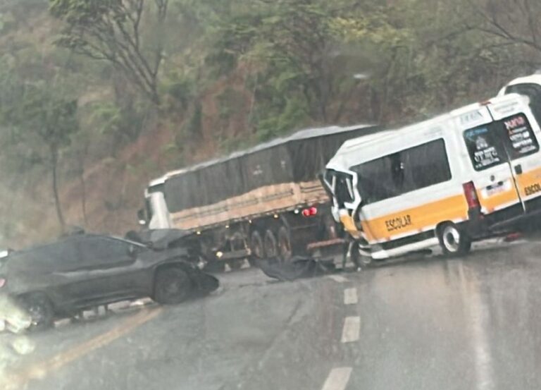 Acidente entre van e carro deixa quatro vítimas na BR-381, em Caeté - Foto: Reprodução/Redes Sociais