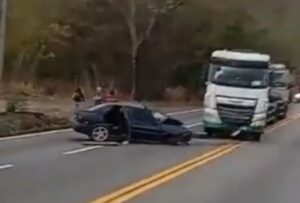 Acidente entre carro e carreta deixa dois feridos na BR-381, em Sabará - Foto: Reprodução/Redes Sociais