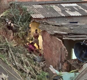 Carro cai sobre casas durante perseguição policial na BR-381, na Grande BH - Foto: Reprodução/Redes Sociais