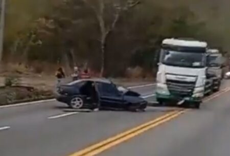 Acidente entre carro e carreta deixa dois feridos na BR-381, em Sabará - Foto: Reprodução/Redes Sociais