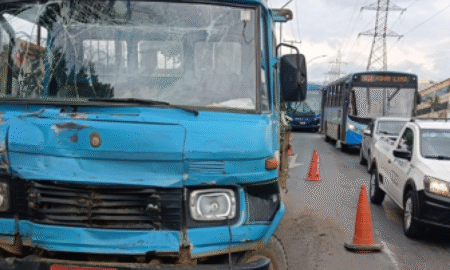 Caminhão perde freio e atinge ônibus em avenida de Contagem - Foto: Divulgação/TransCon