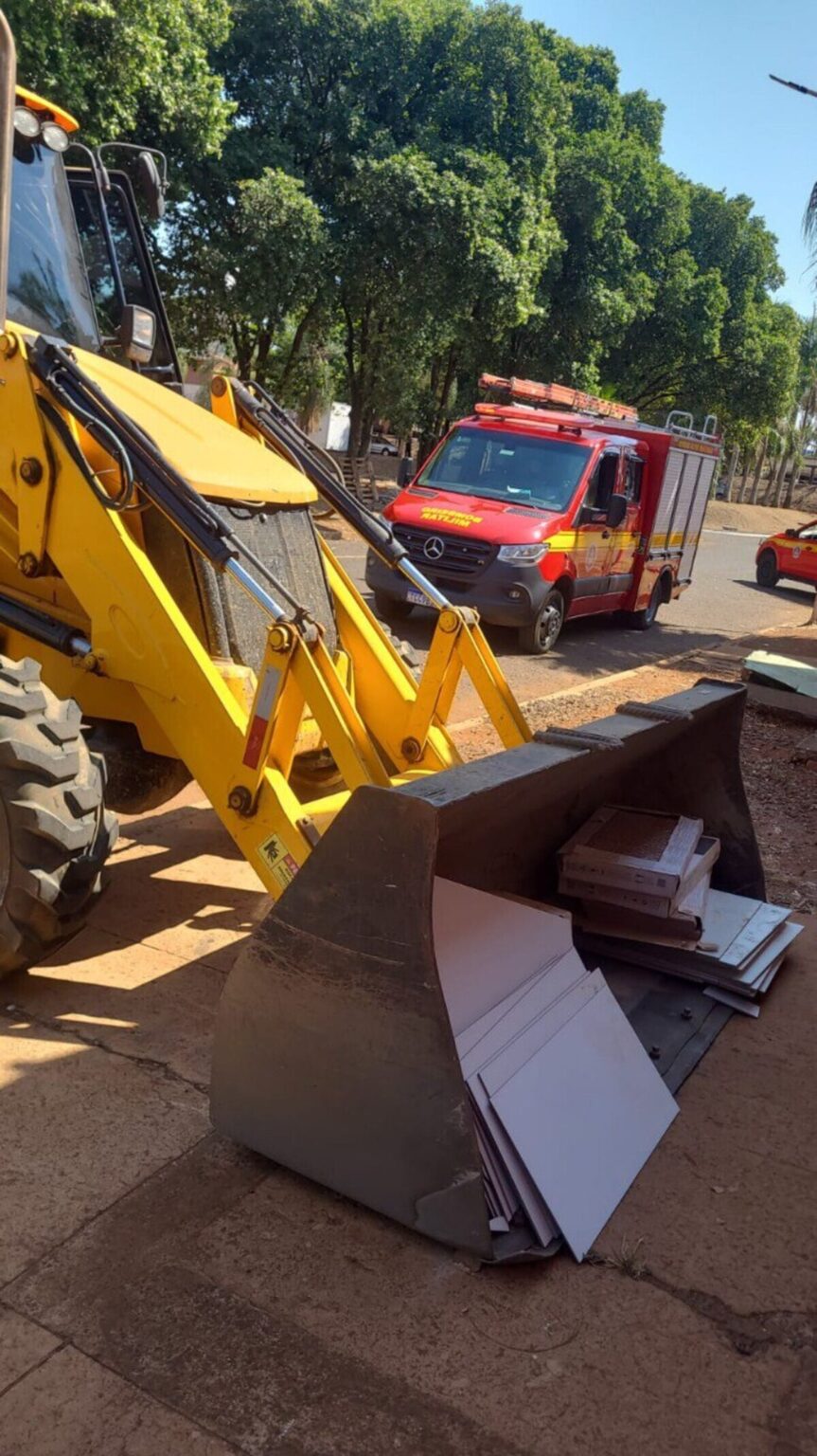 Duas pessoas feridas após serem prensadas por pá carregadeira em Uberlândia - Foto: Divulgação/Corpo de Bombeiros