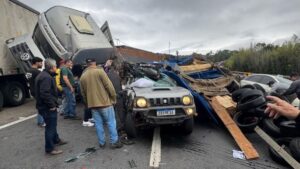 Carreta tomba sobre carro e interdita BR-381, em Cambuí https://pordentrodeminas.com.br/noticias/gerais/2025/10/carreta-tomba-sobre-carro-e-interdita-br-381-em-cambui/ Carreta tomba sobre carro e interdita BR-381, em Cambuí - Foto: Reprodução/Redes Sociais