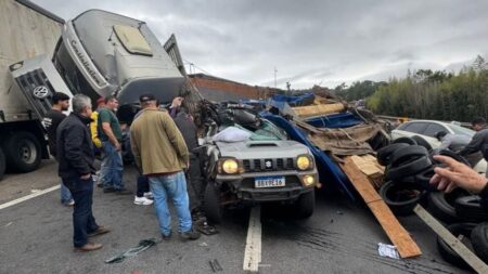 Carreta tomba sobre carro e interdita BR-381, em Cambuí https://pordentrodeminas.com.br/noticias/gerais/2025/10/carreta-tomba-sobre-carro-e-interdita-br-381-em-cambui/ Carreta tomba sobre carro e interdita BR-381, em Cambuí - Foto: Reprodução/Redes Sociais
