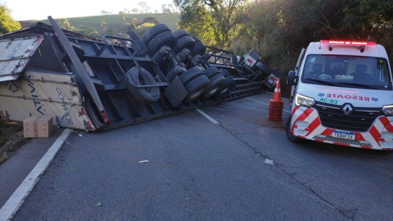 Carreta tomba e interdita totalmente Rodovia Fernão Dias, em Cambuí Carreta tomba e interdita totalmente Rodovia Fernão Dias, em Cambuí - Foto: Divulgação/Por Dentro de Minas