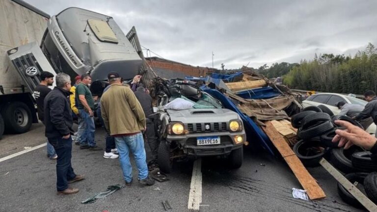 Carreta tomba sobre carro e interdita BR-381, em Cambuí Carreta tomba sobre carro e interdita BR-381, em Cambuí - Foto: Reprodução/Redes Sociais