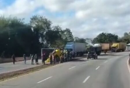 Carreta tomba e interdita Fernão Dias, na Grande BH; motorista ficou ferido Carreta tomba e interdita Fernão Dias, na Grande BH; motorista ficou ferido - Foto: Reprodução/Redes Sociais