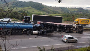 Duas pessoas morrem em acidente entre carretas na Rodovia Fernão Dias, no Sul de Minas - Foto: Reprodução/Redes Sociais