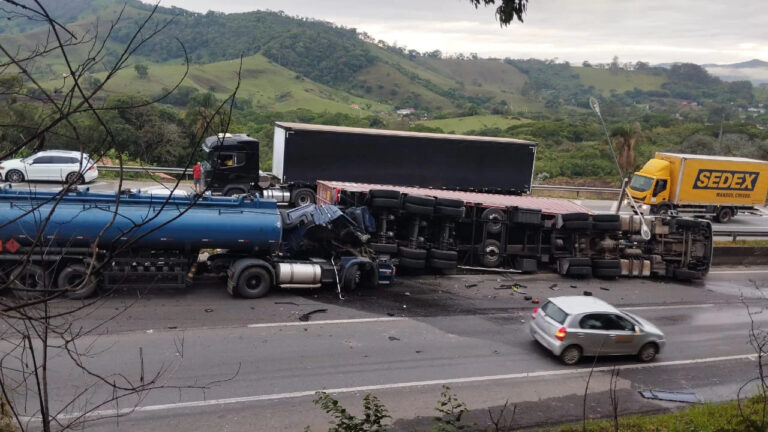 Duas pessoas morrem em acidente entre carretas na Rodovia Fernão Dias, no Sul de Minas - Foto: Reprodução/Redes Sociais