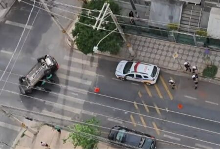 Carro capota após bater em veículos estacionados em rua do bairro Gutierrez, em BH - Foto: Reprodução/Redes Sociais