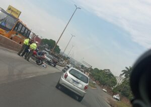 Motociclista fica ferido em acidente com carro no Anel Rodoviário, em BH - Foto: Reprodução/Redes Sociais