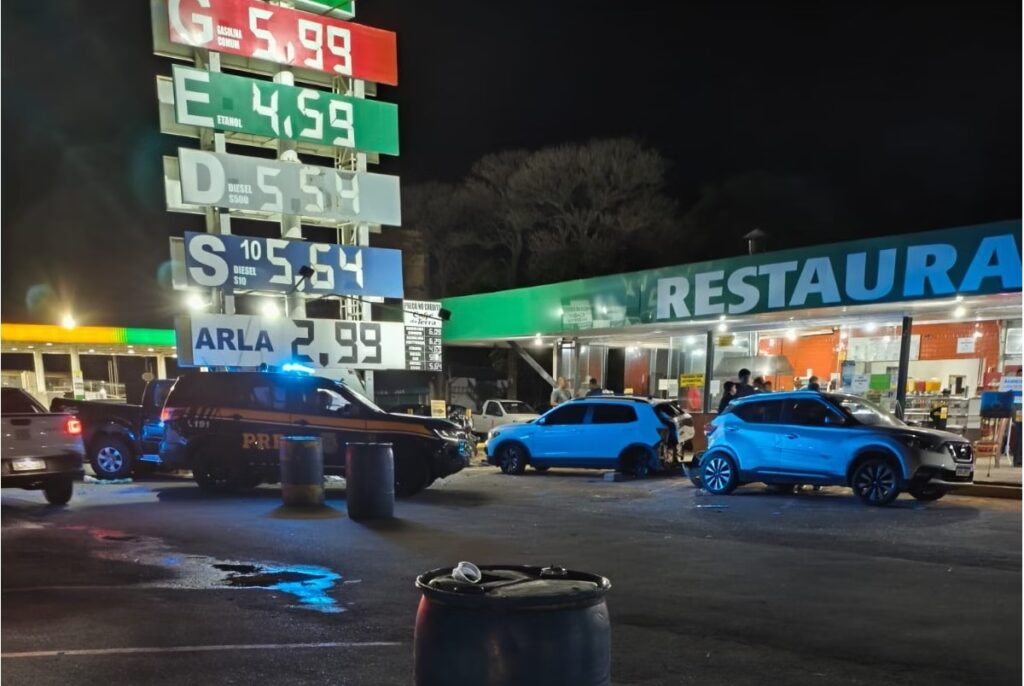 Acidente na BR-262 deixa cinco feridos após carro invadir estacionamento em Juatuba - Foto: Divulgação/PRF