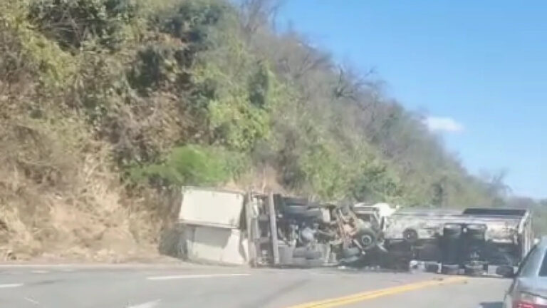 Acidente entre caminhões e carro na BR-381 deixa dois mortos e interdita rodovia - Foto: Reprodução