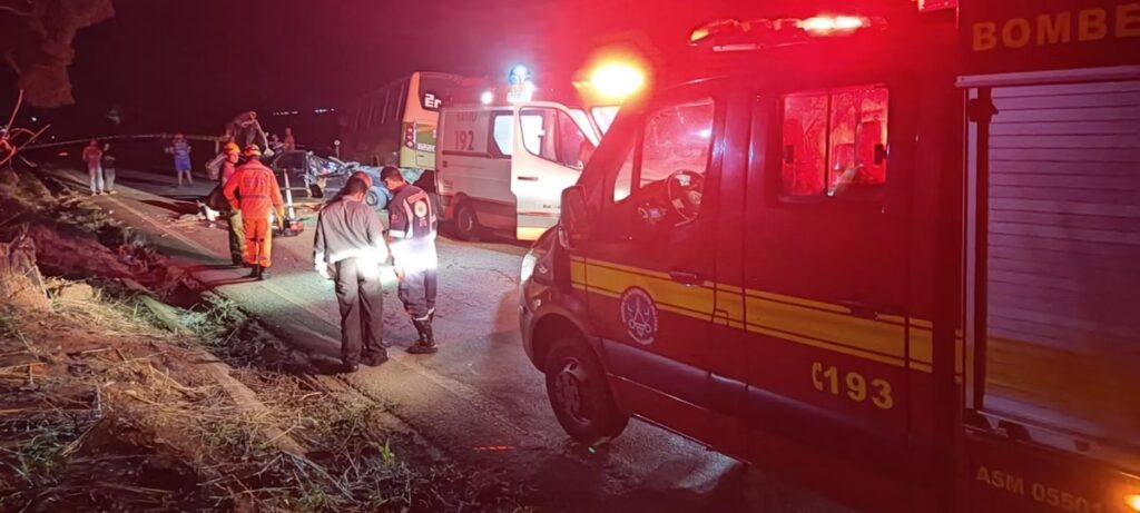 Dois idosos morrem em acidente entre carro e ônibus na MG-352, em Pitangui - Foto: Divulgação/Corpo de Bombeiros