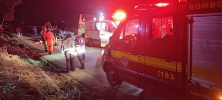 Dois idosos morrem em acidente entre carro e ônibus na MG-352, em Pitangui Dois idosos morrem em acidente entre carro e ônibus na MG-352, em Pitangui - Foto: Divulgação/Corpo de Bombeiros