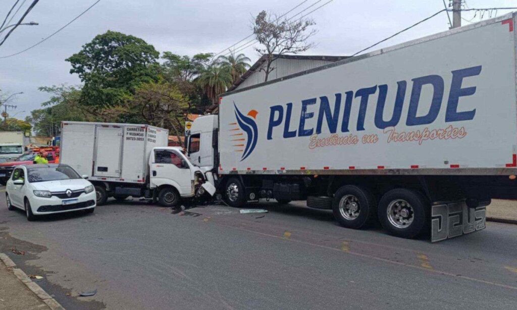 Motorista fica preso às ferragens após acidente na Pampulha, em BH - Foto: Divulgação/Corpo de Bombeiros