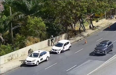Carro abandonado após acidente complica trânsito na Avenida Nossa Senhora do Carmo, em BH Carro abandonado após batida complica trânsito na Avenida Nossa Senhora do Carmo, em BH - Foto: Reprodução