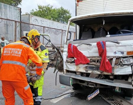 Acidente entre caminhões, ônibus e moto deixa dois feridos na Via Expressa de Contagem - Foto: Divulgação/CBMMG