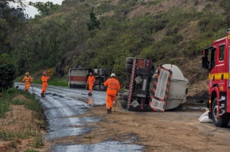 Carreta bi-trem com óleo tomba e interdita na BR-267, em Campestre - Foto: Divulgação/CBMMG