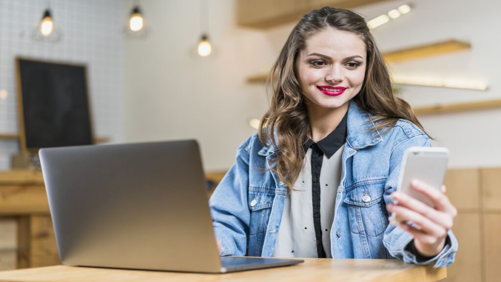 Marketing Digital para iniciantes: 7 erros que impedem suas primeiras vendas como afiliado bela jovem sentada no restaurante olhando para celular