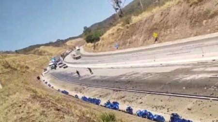 Carreta carregada com cerveja tomba e interdita BR-381, em Caeté Carreta carregada com cerveja tomba e interdita BR-381 próximo a Caeté - Foto: Reprodução