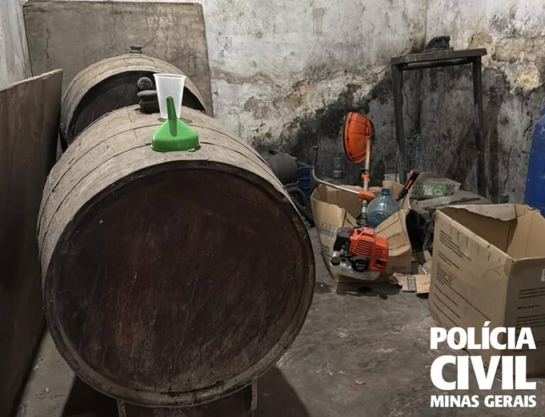 Três homens são presos em fábrica clandestina de cachaça na Grande BH - Foto: Divulgação/PCMG