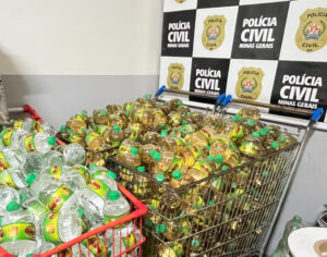 Polícia Civil apreende 1,6 mil garrafas de cachaça falsificada em BH - Foto: Divulgação/PCMG
