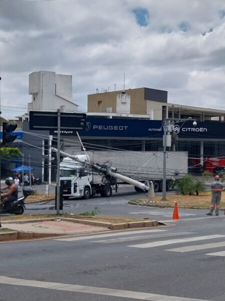 Energia é restabelecida na Avenida Barão Homem de Melo após carreta derrubar postes e causar apagão em BH Energia é restabelecida na Avenida Barão Homem de Melo após carreta derrubar postes e causar apagão em BH - Foto: Divulgação/Corpo de Bombeiros