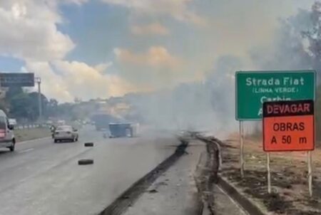 Caminhão pega fogo na MG-424 em frente à Cidade do Galo, em Vespasiano Caminhão pega fogo na MG-424 em frente à Cidade do Galo, em Vespasiano - Reprodução