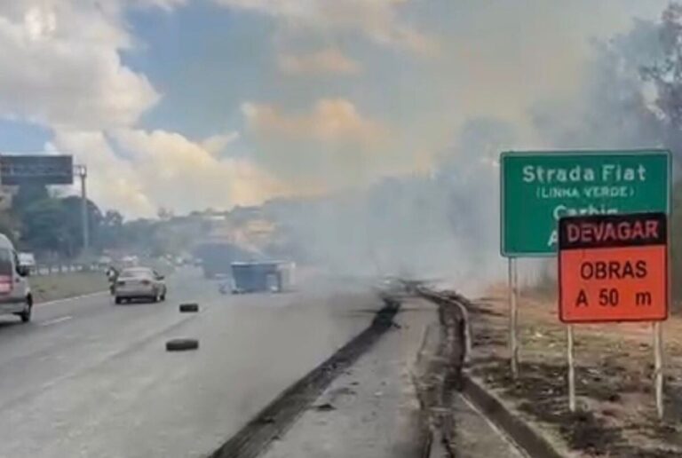 Caminhão pega fogo na MG-424 em frente à Cidade do Galo, em Vespasiano - Reprodução