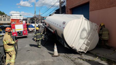 Caminhão-tanque carregado com etanol tomba após asfalto ceder na Avenida Pedro II, em BH - Foto: Divulgação/CBMMG